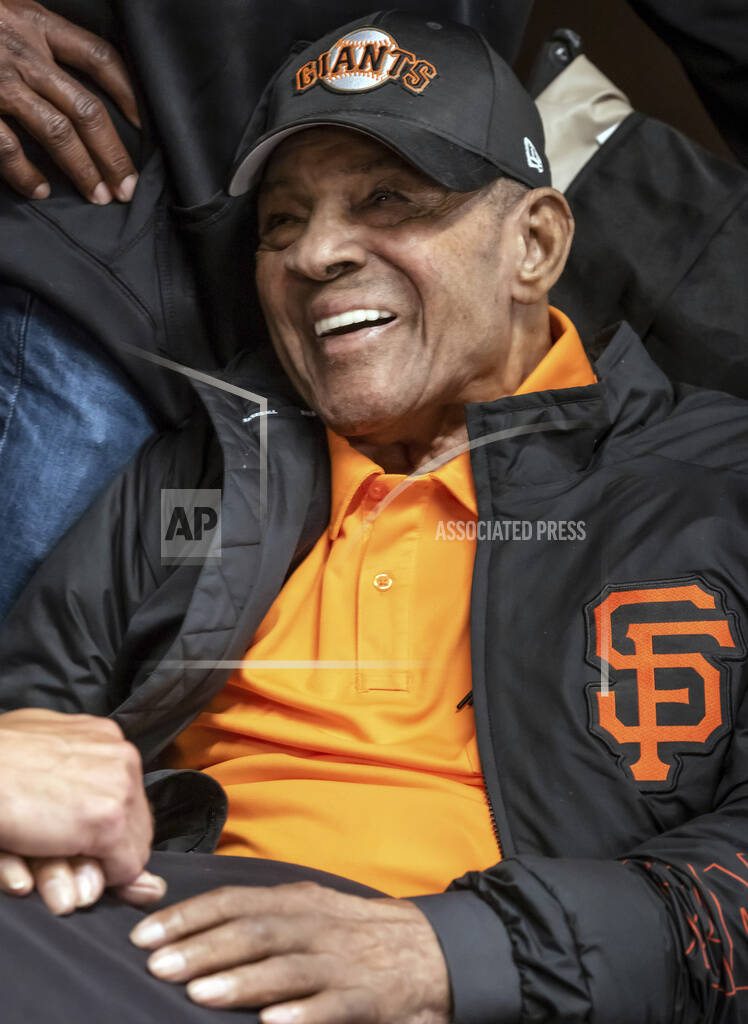 Mays watches Cobb, Giants beat Brewers on 92nd birthday