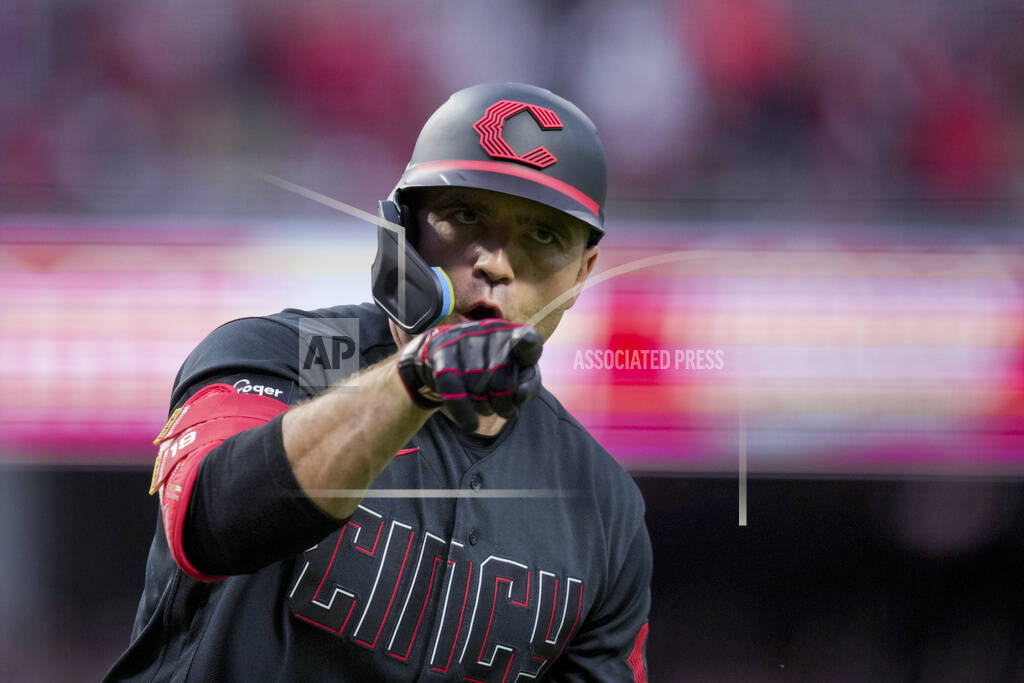 Joey Votto homers for Cincinnati in his first game of the 2023 season