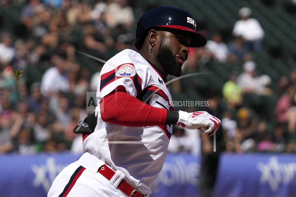 Reds beat Dodgers 9-0 on homers by De La Cruz and Votto, grab NL Central  lead over Brewers