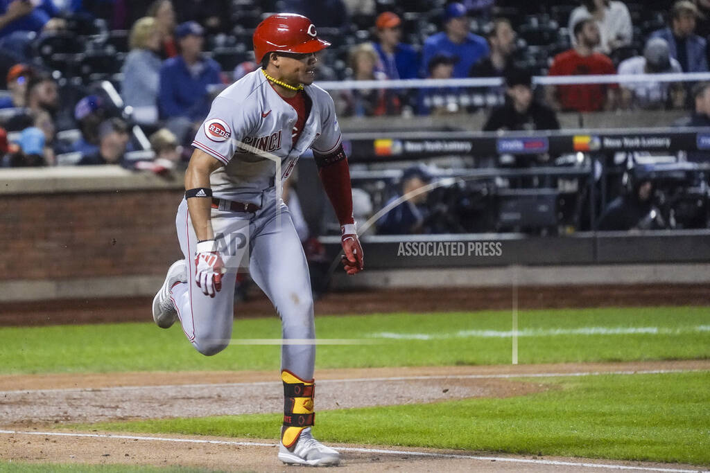 Reds beat Mets 5-3, keep pace in wild-card race