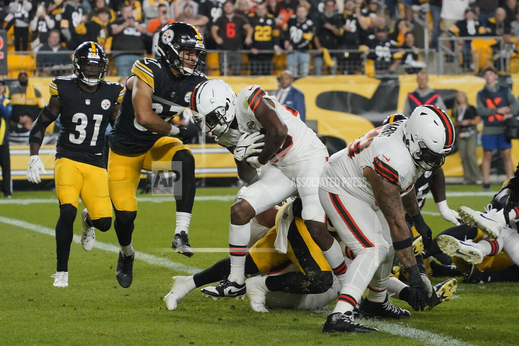 Pittsburgh Steelers linebacker T.J. Watt (90) returns a fumble by Cleveland  Browns quarterback