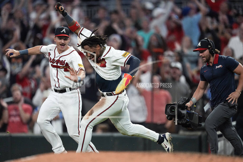 Acuña becomes first 40-70 player as Braves beat Cubs 6-5 in 10 innings