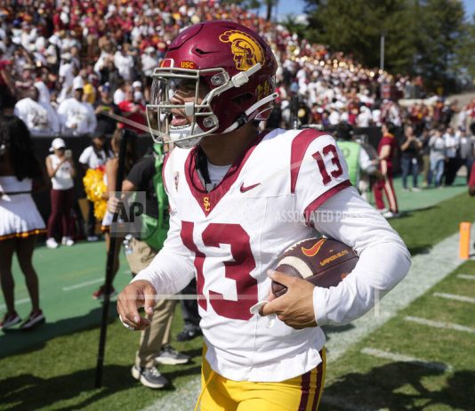 Williams ties career high with 6 TD passes, No. 8 USC withstands