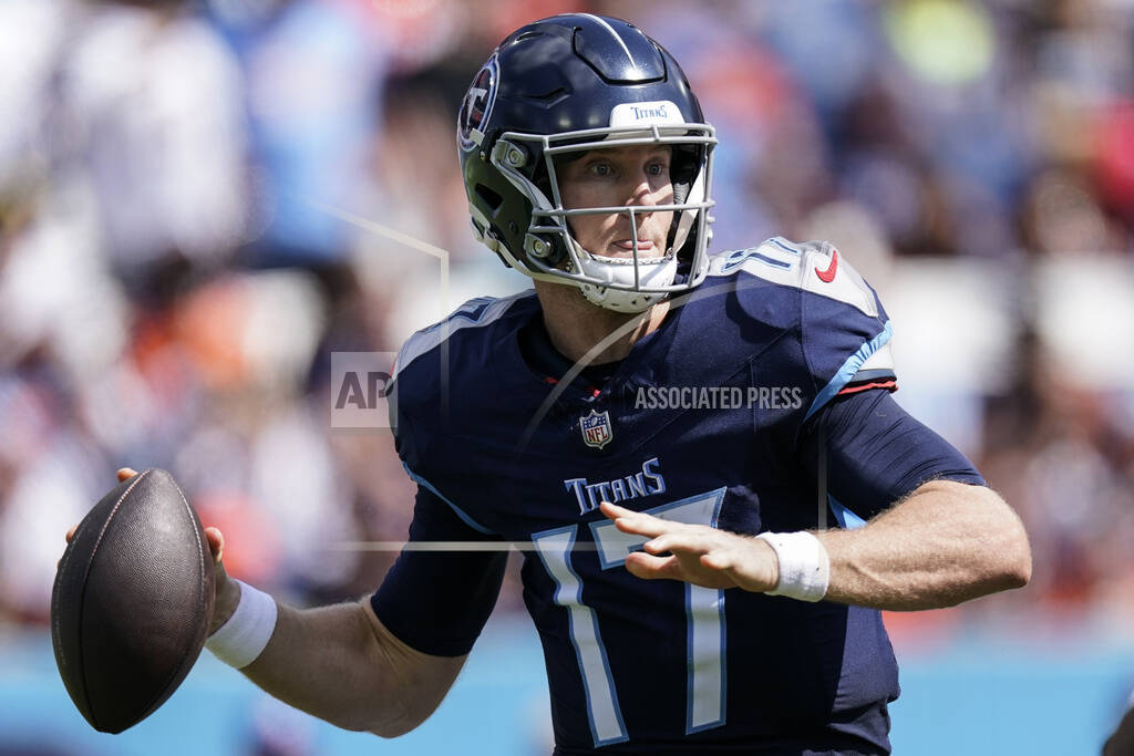 Henry runs for TD, throws for score as Titans rout Bengals