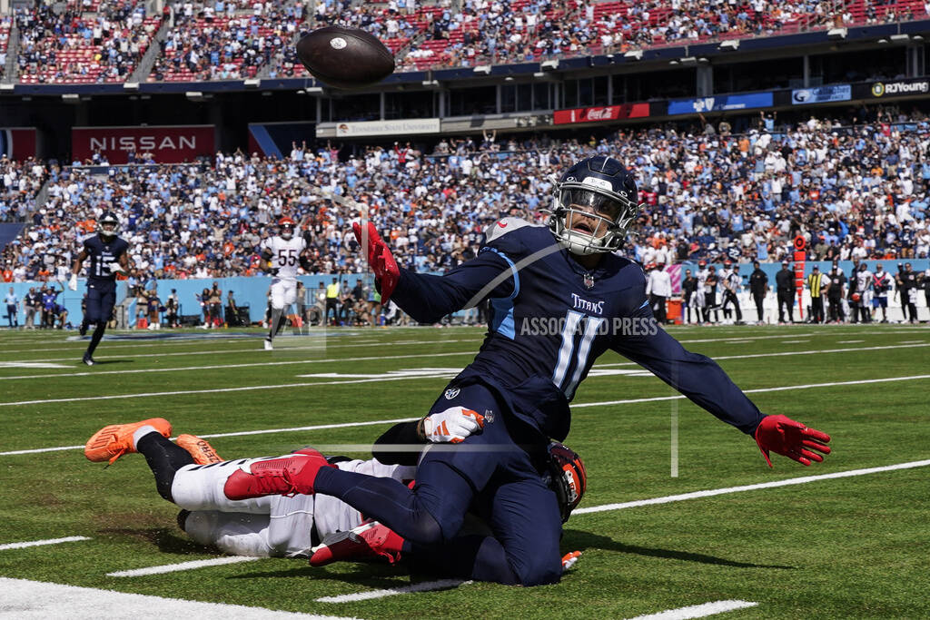 Henry runs for TD, throws for score as Titans rout Bengals