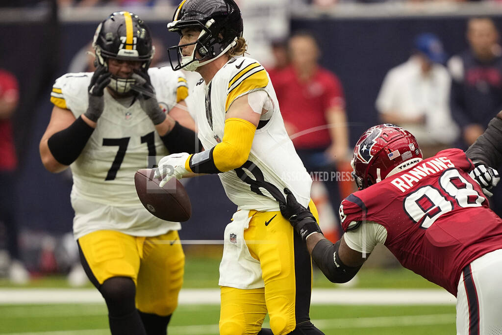 Steelers QB Kenny Pickett leaves loss against Texans after