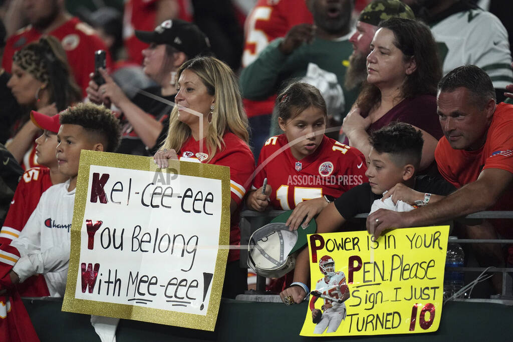 Taylor Swift fans getting into Chiefs NFL football, Travis Kelce